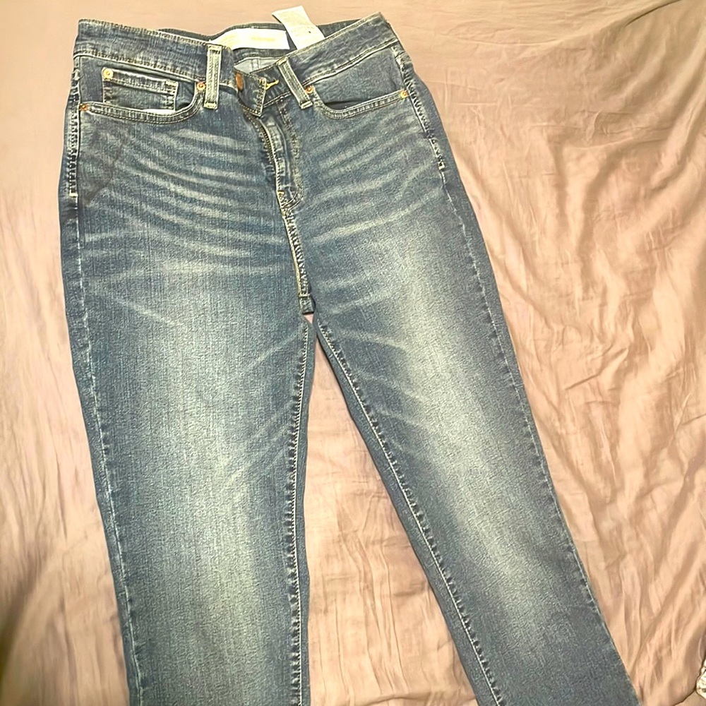 Mid rise straight legged Levi blue jeans.Size 6M